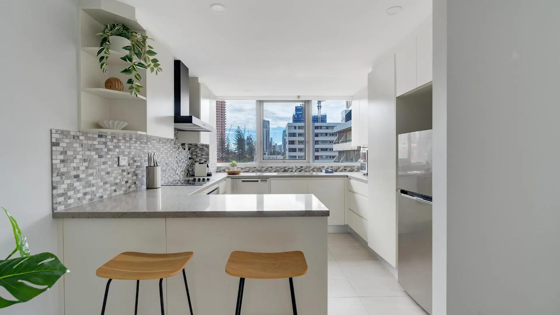 2Br Beachfront Bliss In Broadbeach ! Ocean Views! Gold Coast Apartment