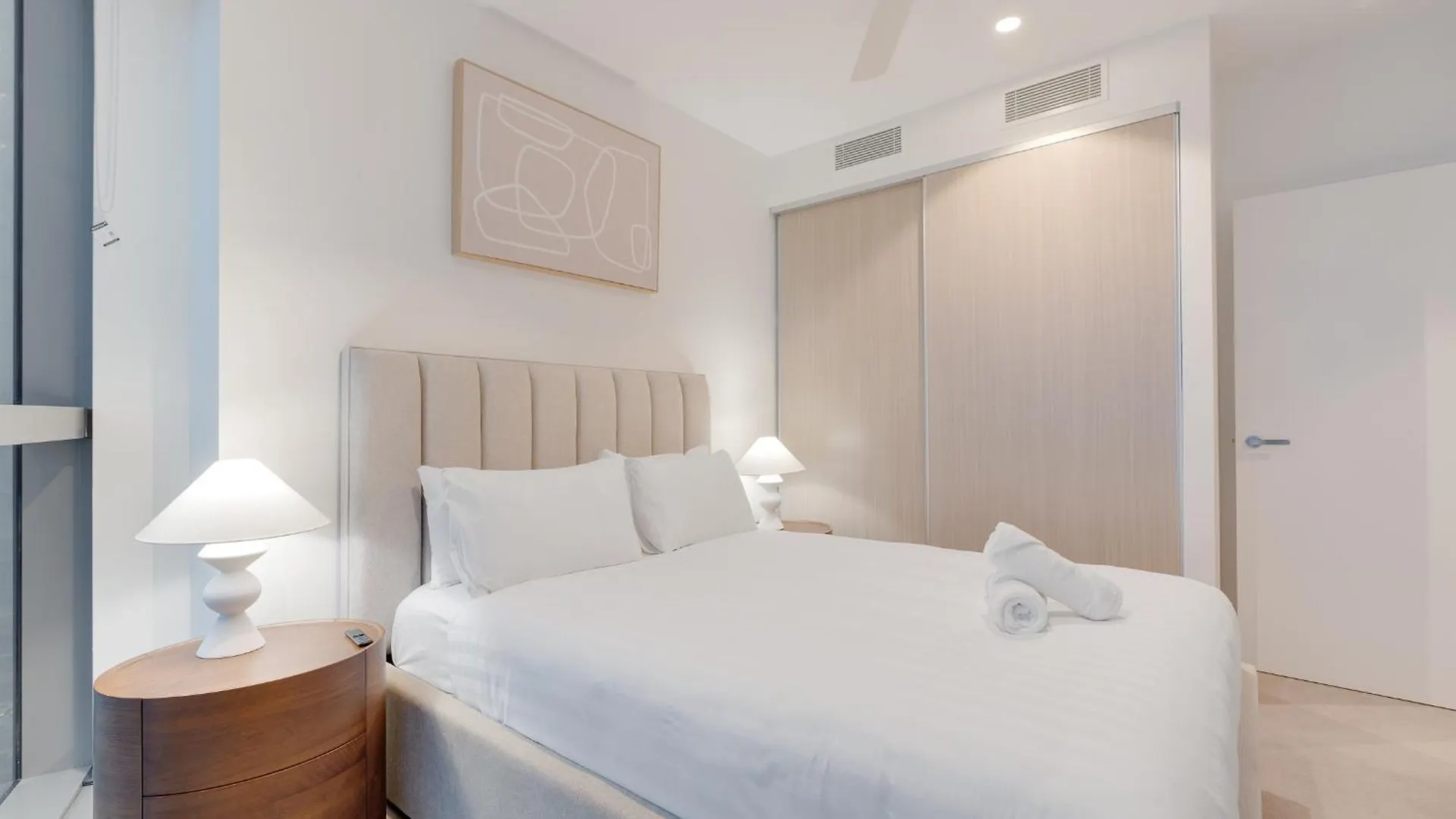 2Br Beachfront Bliss In Broadbeach ! Ocean Views! Gold Coast Apartment