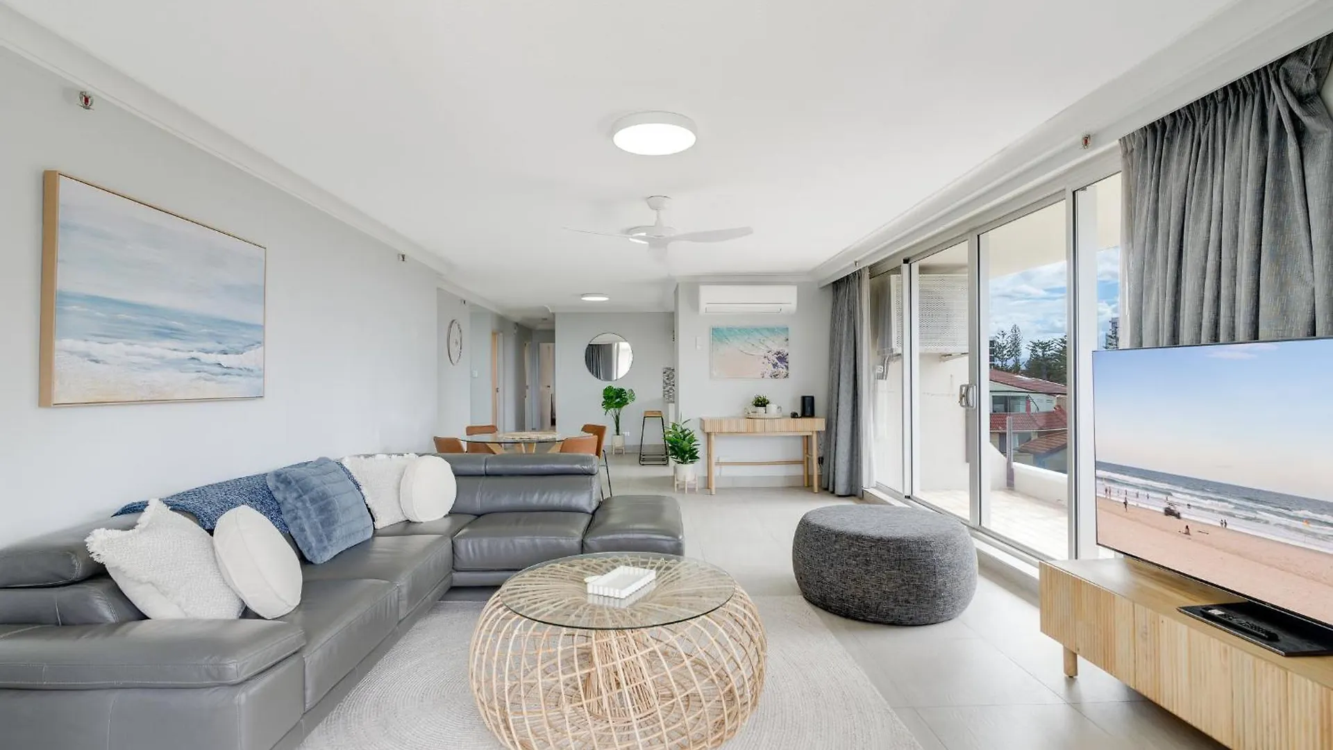 Apartment 2Br Beachfront Bliss In Broadbeach ! Ocean Views! Gold Coast