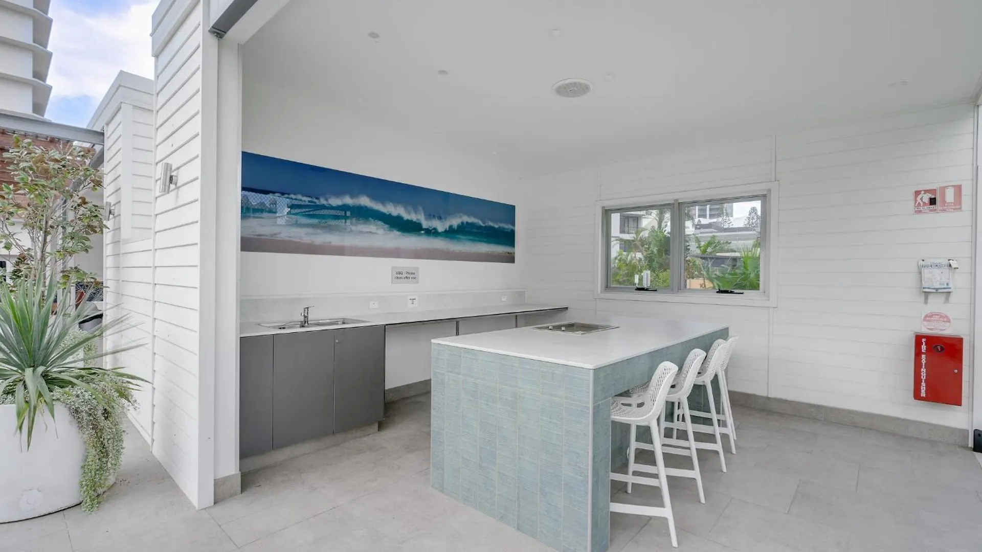 2Br Beachfront Bliss In Broadbeach ! Ocean Views! Gold Coast Australia