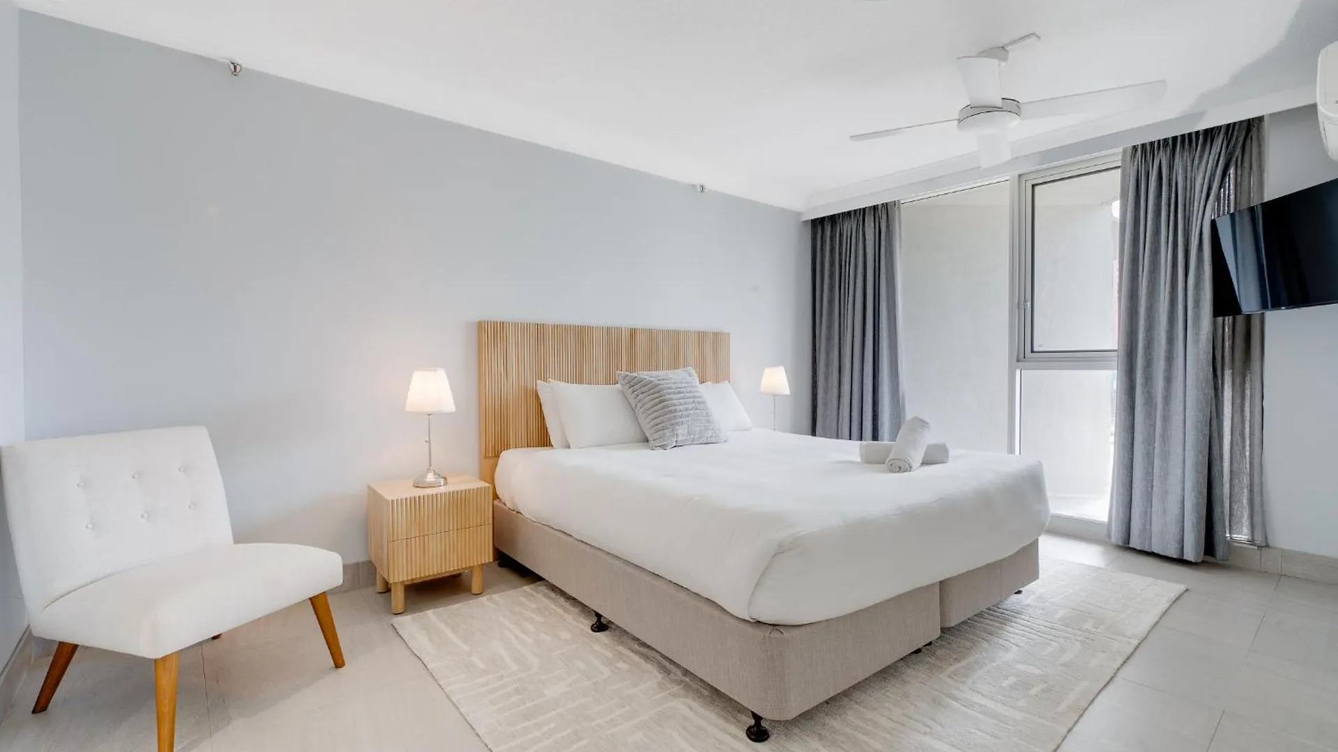 Apartment 2Br Beachfront Bliss In Broadbeach ! Ocean Views! Gold Coast