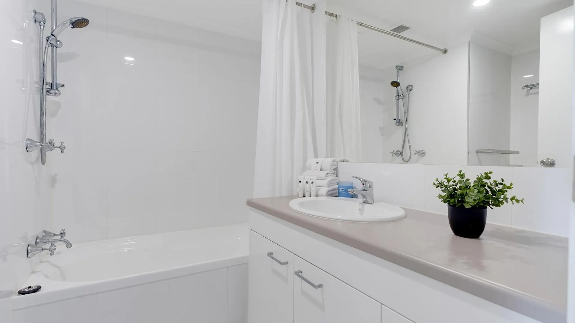 Apartment 2Br Beachfront Bliss In Broadbeach ! Ocean Views! Gold Coast Australia
