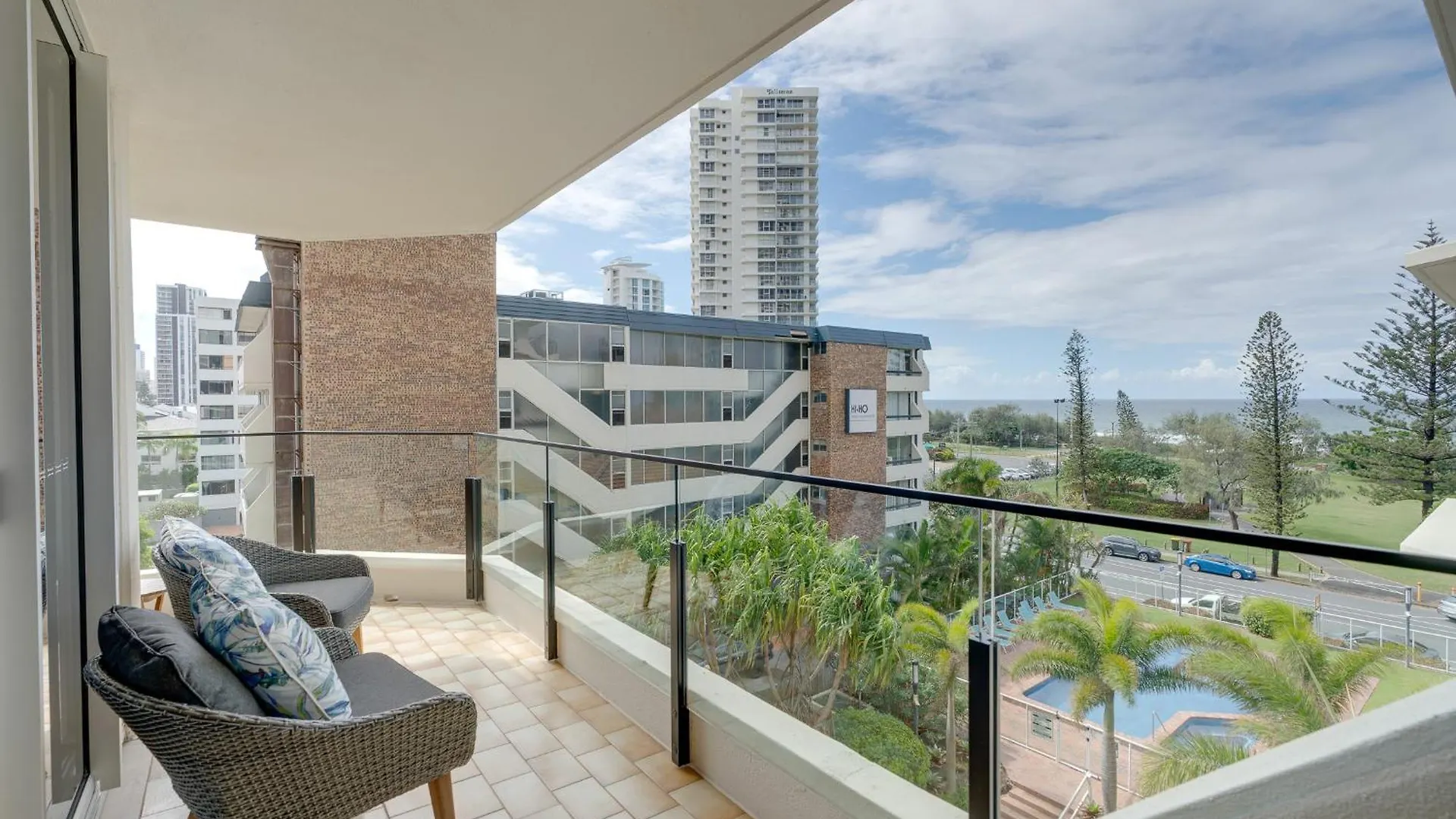 Apartment 2Br Beachfront Bliss In Broadbeach ! Ocean Views! Gold Coast