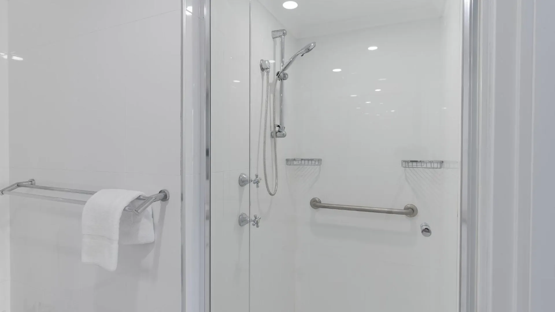 2Br Beachfront Bliss In Broadbeach ! Ocean Views! Gold Coast Apartment