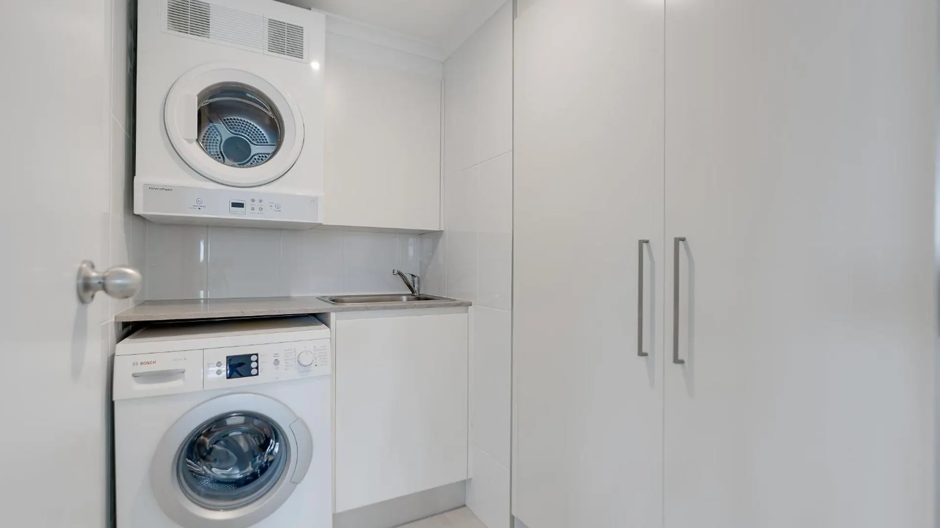 2Br Beachfront Bliss In Broadbeach ! Ocean Views! Gold Coast Apartment