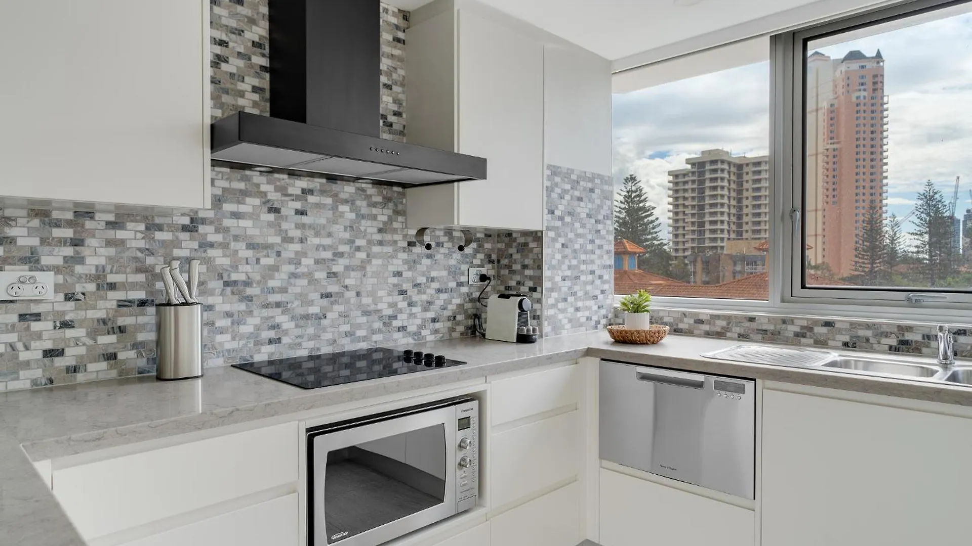 2Br Beachfront Bliss In Broadbeach ! Ocean Views! Gold Coast 0*,  Australia