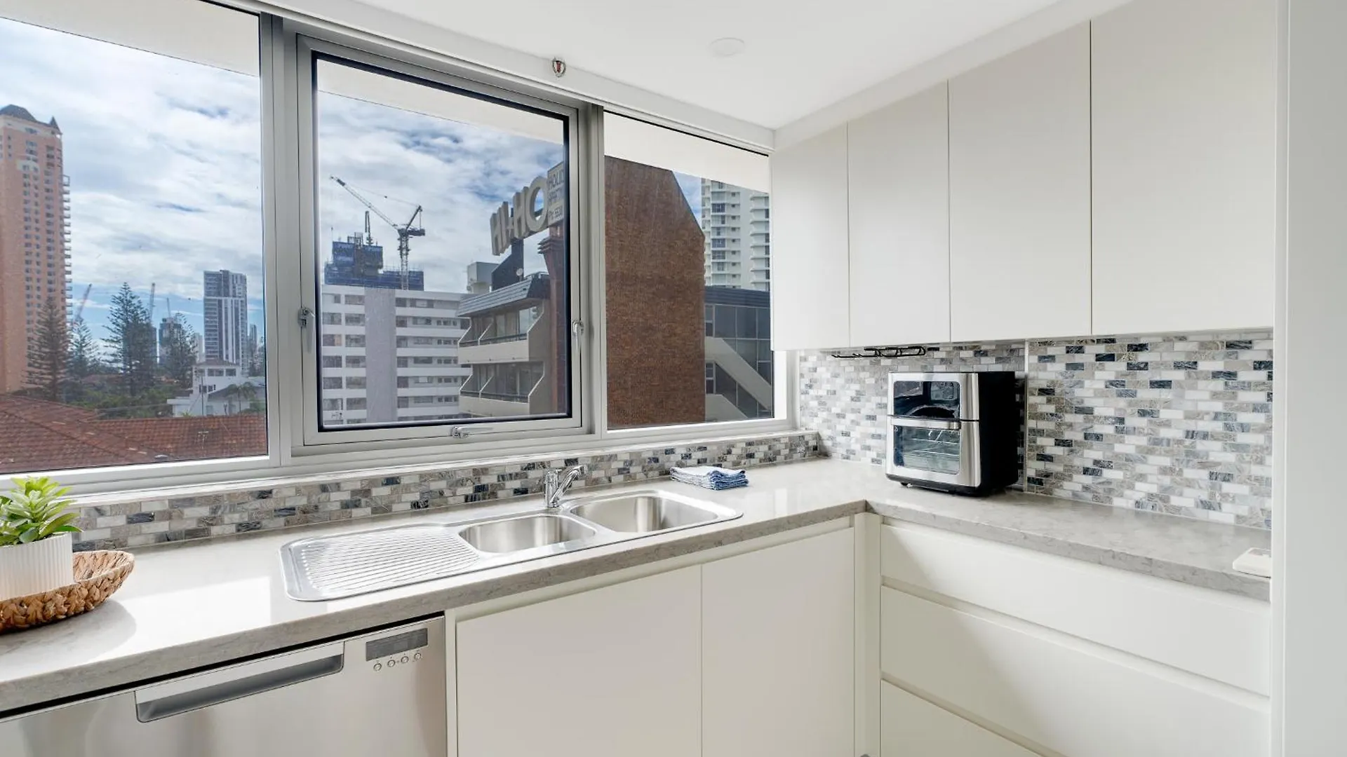 Apartment 2Br Beachfront Bliss In Broadbeach ! Ocean Views! Gold Coast Australia
