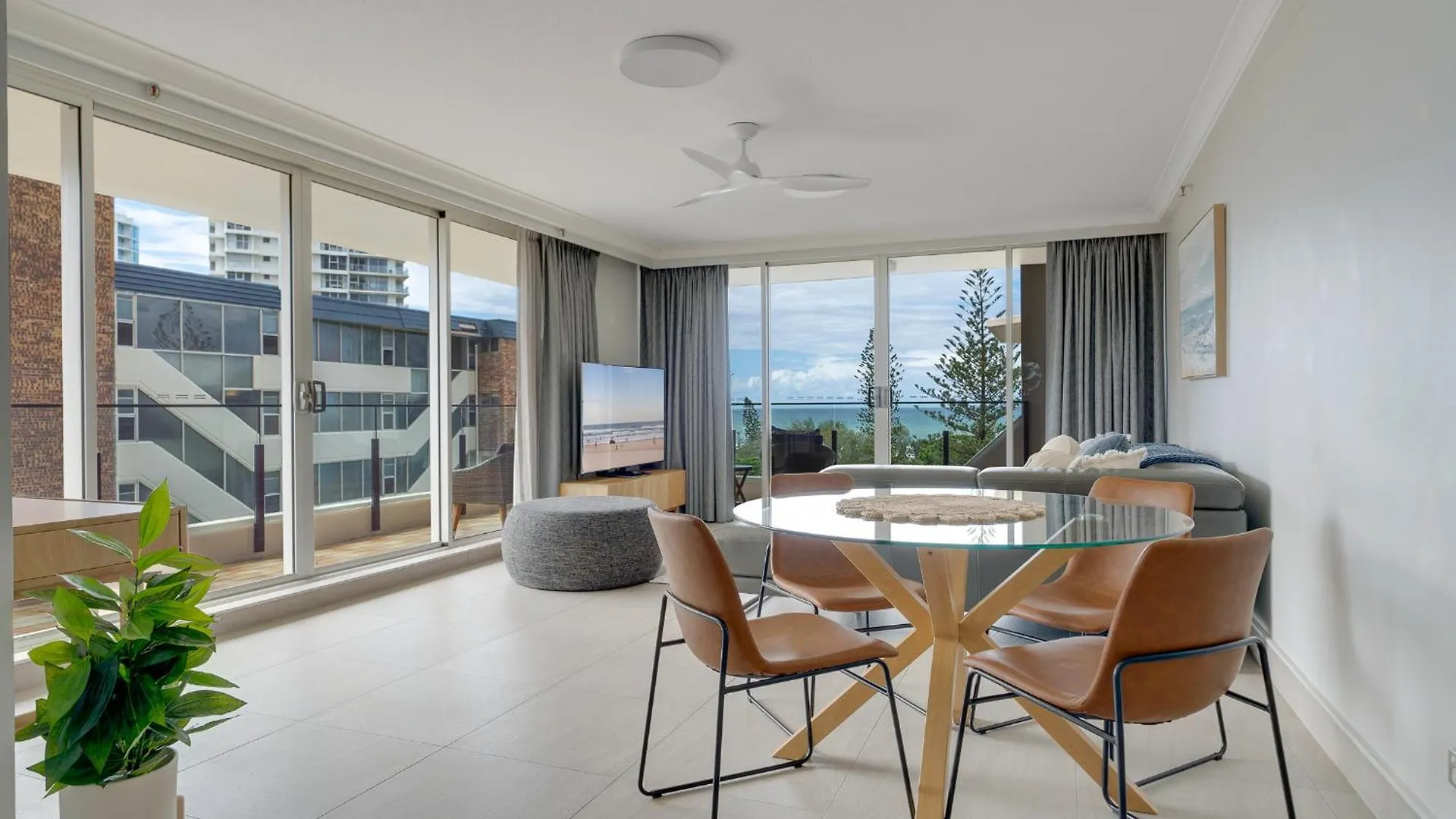 Apartment 2Br Beachfront Bliss In Broadbeach ! Ocean Views! Gold Coast Australia