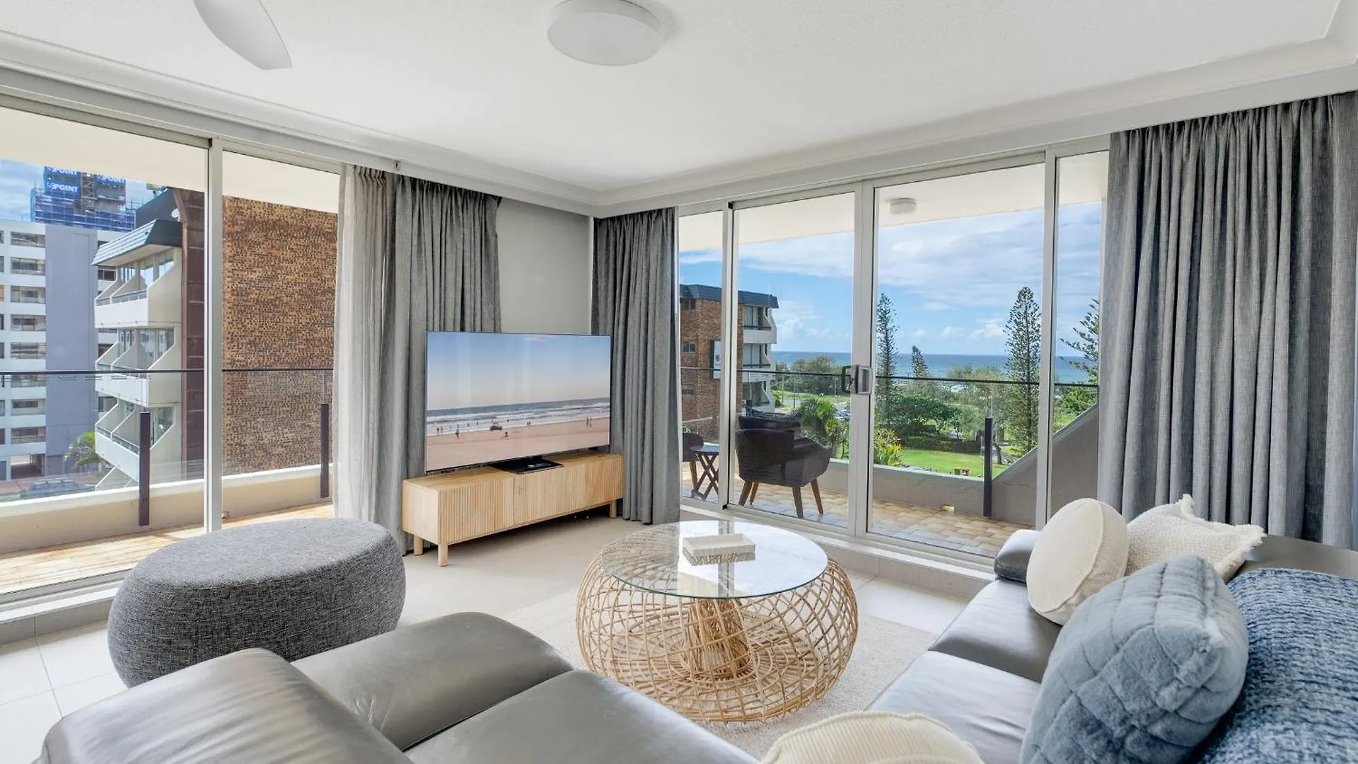 2Br Beachfront Bliss In Broadbeach ! Ocean Views! Gold Coast